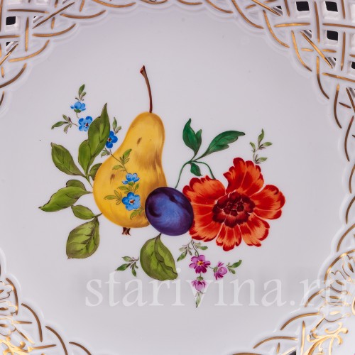 Декоративное блюдо из фарфора Груша, слива и мак, Meissen, Германия, 1981 год.