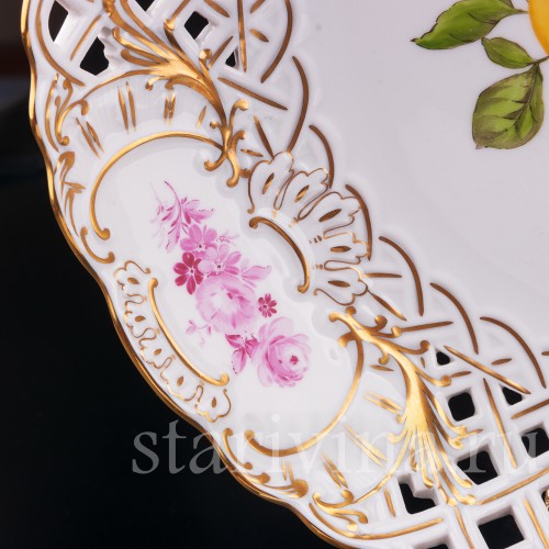 Декоративное блюдо из фарфора Груша, слива и мак, Meissen, Германия, 1981 год.