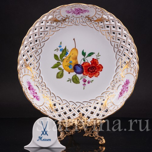 Декоративное блюдо из фарфора Груша, слива и мак, Meissen, Германия, 1981 год.