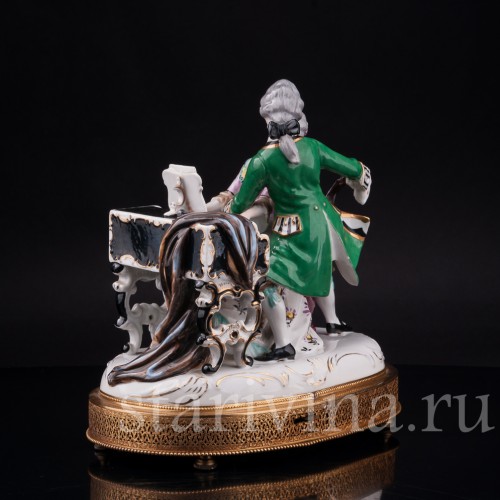 Композиция из фарфора Музицирующая пара, музыкальная шкатулка, Дрезден, Германия, пер. пол. 20 в.