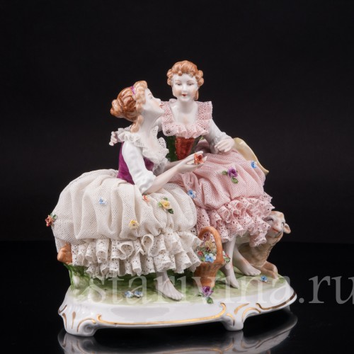 Статуэтка из фарфора Две девушки, кружевные, Unterweissbach, Германия, 1958-76 гг.
