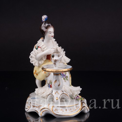 Фигурка девушки из фарфора Утренний кофе, кружевная миниатюра, Volkstedt, Германия, вт.пол. 20 в.