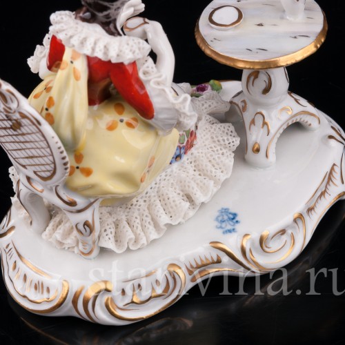 Фигурка девушки из фарфора Утренний кофе, кружевная миниатюра, Volkstedt, Германия, вт.пол. 20 в.