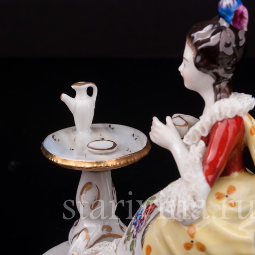 Фигурка девушки из фарфора Утренний кофе, кружевная миниатюра, Volkstedt, Германия, вт.пол. 20 в.