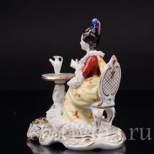 Фигурка девушки из фарфора Утренний кофе, кружевная миниатюра, Volkstedt, Германия, вт.пол. 20 в.