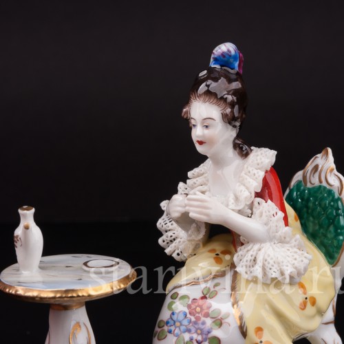 Фигурка девушки из фарфора Утренний кофе, кружевная миниатюра, Volkstedt, Германия, вт.пол. 20 в.