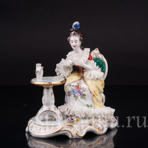 Фигурка девушки из фарфора Утренний кофе, кружевная миниатюра, Volkstedt, Германия, вт.пол. 20 в.