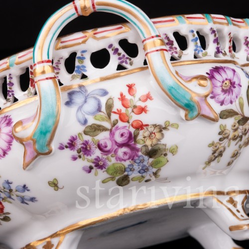 Фарфоровое Блюдо на ножках с цветочной росписью, Porcelaine de Paris, Франция, 19 в.