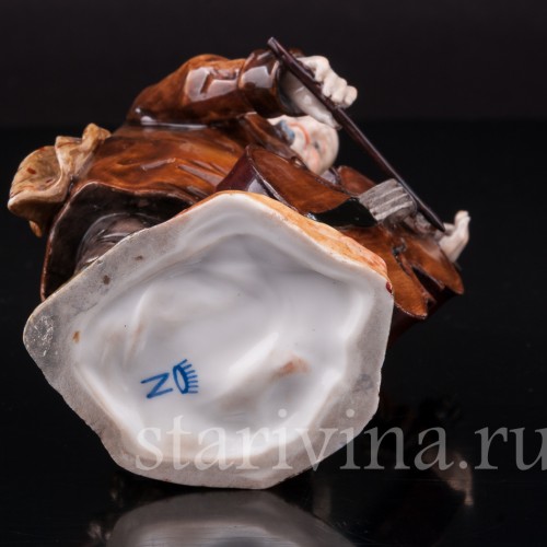 Фигурка из фарфора Музыкант с контрабасом, Дрезден, Германия, нач. 20 в.