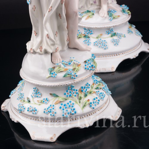 Старинные фарфоровые Два подсвечника с фигурами девушек, Дрезден, Германия, кон. 19 в.