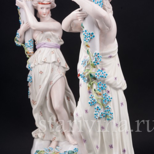Старинные фарфоровые Два подсвечника с фигурами девушек, Дрезден, Германия, кон. 19 в.