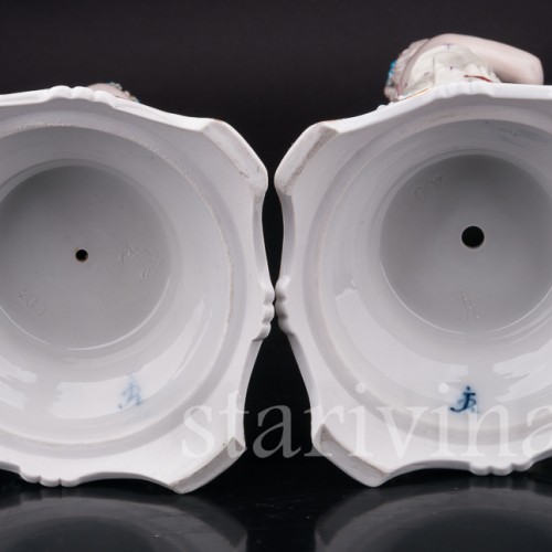 Старинные фарфоровые Два подсвечника с фигурами девушек, Дрезден, Германия, кон. 19 в.