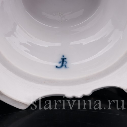 Старинные фарфоровые Два подсвечника с фигурами девушек, Дрезден, Германия, кон. 19 в.