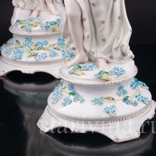 Старинные фарфоровые Два подсвечника с фигурами девушек, Дрезден, Германия, кон. 19 в.
