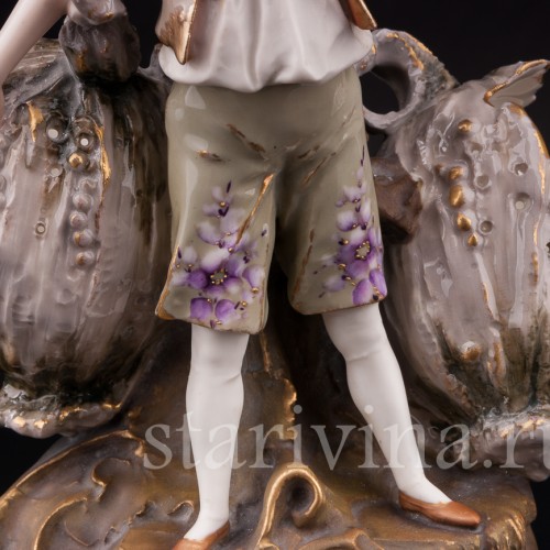 Фарфоровая статуэтка Мальчик с корзинами, Ernst Wahliss, Австрия, 1897-1906 ГГ.