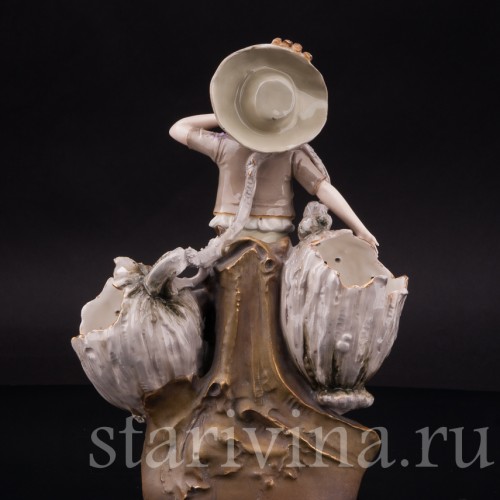 Фарфоровая статуэтка Мальчик с корзинами, Ernst Wahliss, Австрия, 1897-1906 ГГ.
