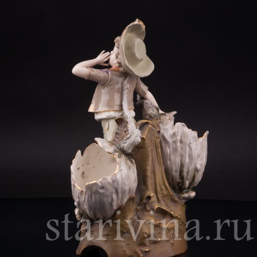 Фарфоровая статуэтка Мальчик с корзинами, Ernst Wahliss, Австрия, 1897-1906 ГГ.