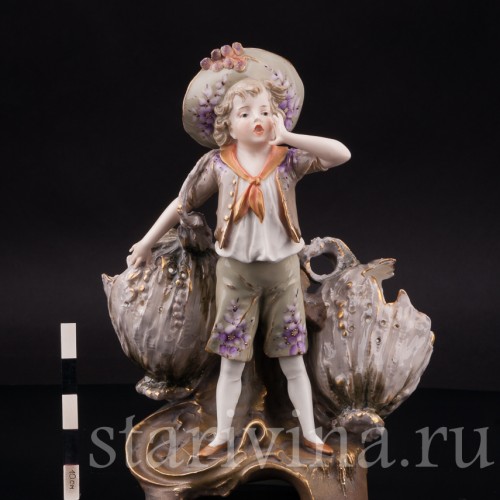 Фарфоровая статуэтка Мальчик с корзинами, Ernst Wahliss, Австрия, 1897-1906 ГГ.