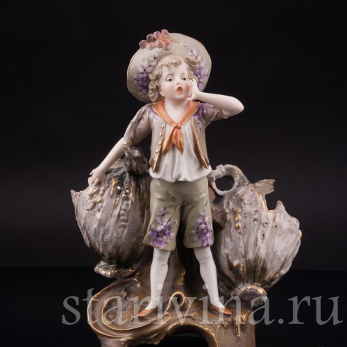 Фарфоровая статуэтка Мальчик с корзинами, Ernst Wahliss, Австрия, 1897-1906 ГГ.