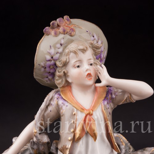 Фарфоровая статуэтка Мальчик с корзинами, Ernst Wahliss, Австрия, 1897-1906 ГГ.