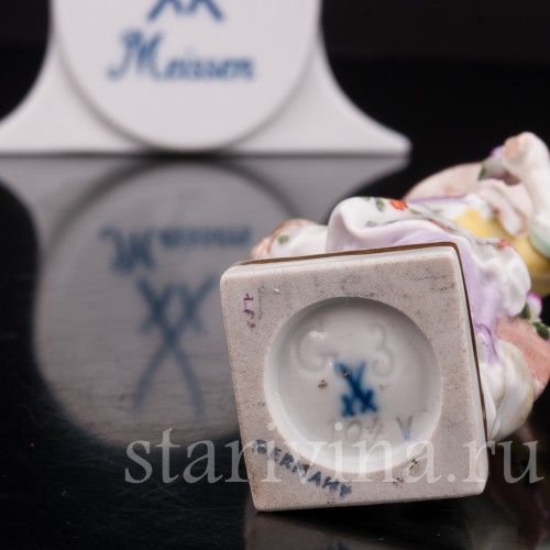 Фигурка из фарфора Девочка с гнездом и цветком, Meissen, Германия, 1952 г.