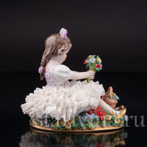 Фарфоровая статуэтка Девочка с букетом, кружевная, Sitzendorf, Германия, сер. 20 в.