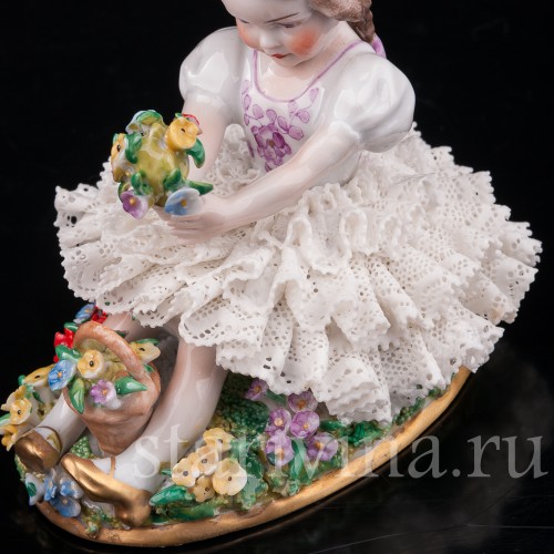 Фарфоровая статуэтка Девочка с букетом, кружевная, Sitzendorf, Германия, сер. 20 в.