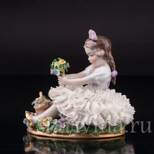 Фарфоровая статуэтка Девочка с букетом, кружевная, Sitzendorf, Германия, сер. 20 в.