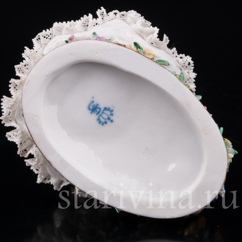 Фарфоровая статуэтка Девочка с букетом, кружевная, Sitzendorf, Германия, сер. 20 в.