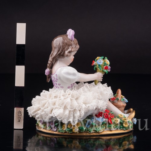 Фарфоровая статуэтка Девочка с букетом, кружевная, Sitzendorf, Германия, сер. 20 в.