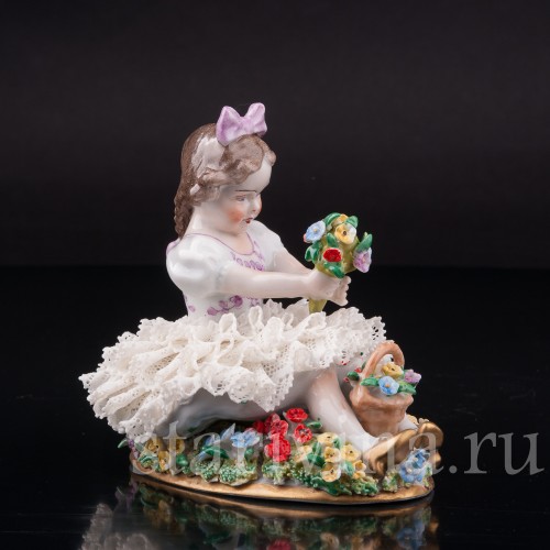 Фарфоровая статуэтка Девочка с букетом, кружевная, Sitzendorf, Германия, сер. 20 в.