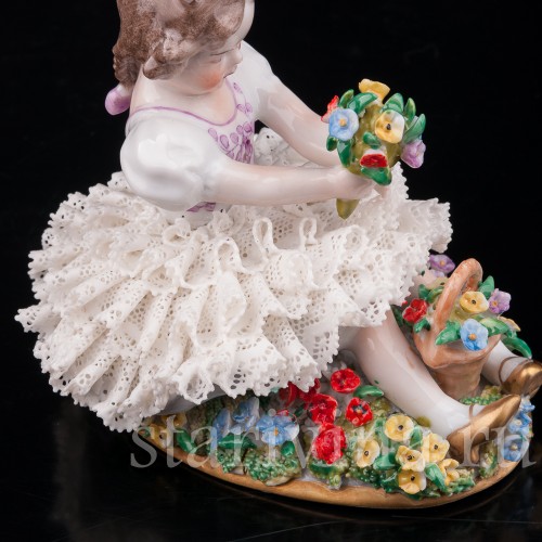 Фарфоровая статуэтка Девочка с букетом, кружевная, Sitzendorf, Германия, сер. 20 в.