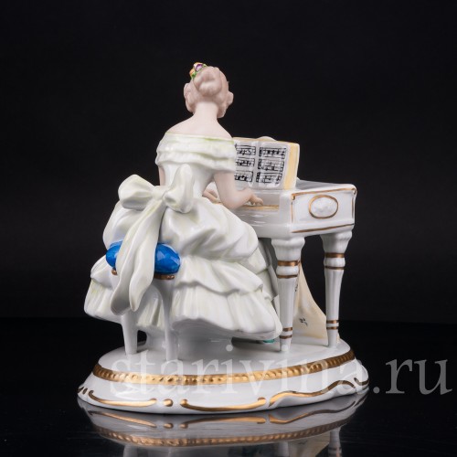 Фарфоровая статуэтка Девушка за клавесином, Wallendorf, Германия, 1963-90 гг.