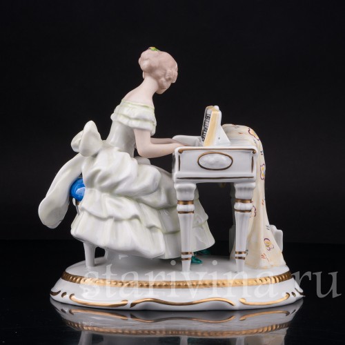 Фарфоровая статуэтка Девушка за клавесином, Wallendorf, Германия, 1963-90 гг.