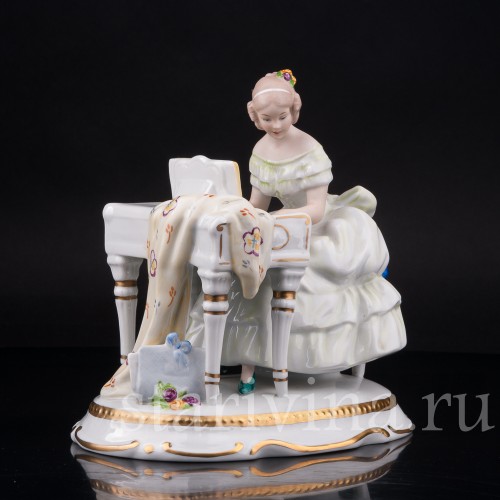 Фарфоровая статуэтка Девушка за клавесином, Wallendorf, Германия, 1963-90 гг.