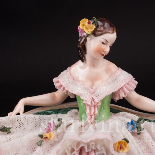 Статуэтка из фарфора Девушка, сидящая на диване, кружевная, Volkstedt, Германия, сер. 20 в.
