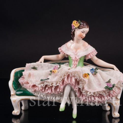 Статуэтка из фарфора Девушка, сидящая на диване, кружевная, Volkstedt, Германия, сер. 20 в.