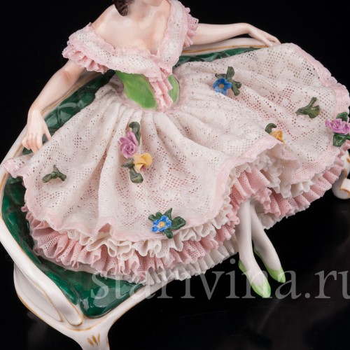 Статуэтка из фарфора Девушка, сидящая на диване, кружевная, Volkstedt, Германия, сер. 20 в.