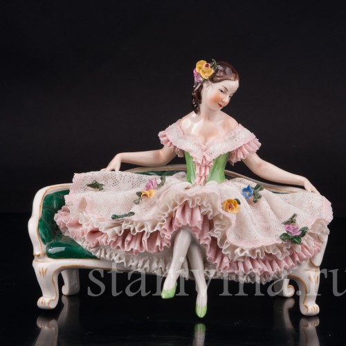Статуэтка из фарфора Девушка, сидящая на диване, кружевная, Volkstedt, Германия, сер. 20 в.
