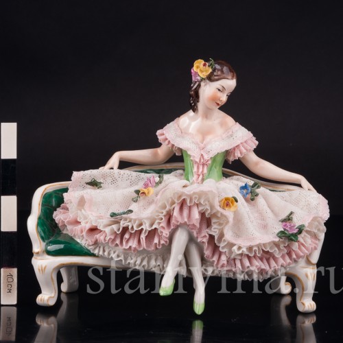 Статуэтка из фарфора Девушка, сидящая на диване, кружевная, Volkstedt, Германия, сер. 20 в.