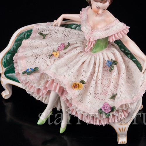 Статуэтка из фарфора Девушка, сидящая на диване, кружевная, Volkstedt, Германия, сер. 20 в.