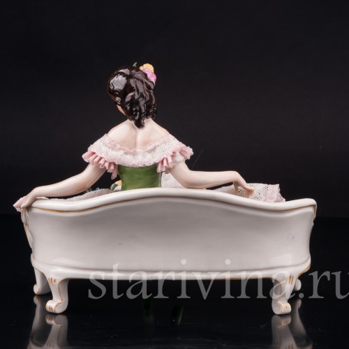 Статуэтка из фарфора Девушка, сидящая на диване, кружевная, Volkstedt, Германия, сер. 20 в.