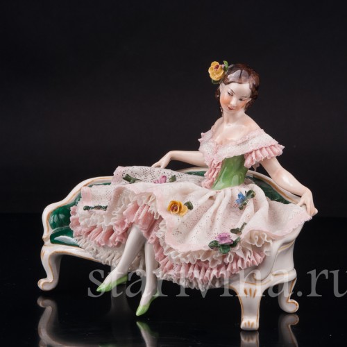 Статуэтка из фарфора Девушка, сидящая на диване, кружевная, Volkstedt, Германия, сер. 20 в.