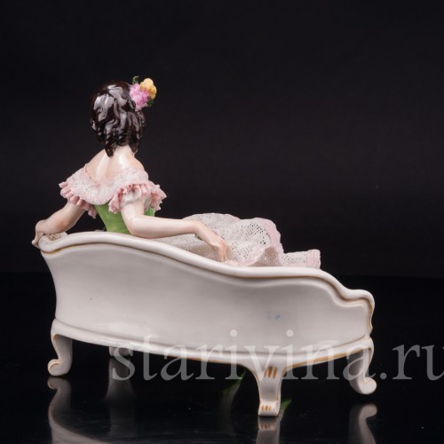 Статуэтка из фарфора Девушка, сидящая на диване, кружевная, Volkstedt, Германия, сер. 20 в.