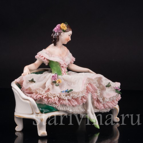 Статуэтка из фарфора Девушка, сидящая на диване, кружевная, Volkstedt, Германия, сер. 20 в.