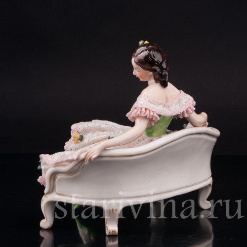 Статуэтка из фарфора Девушка, сидящая на диване, кружевная, Volkstedt, Германия, сер. 20 в.