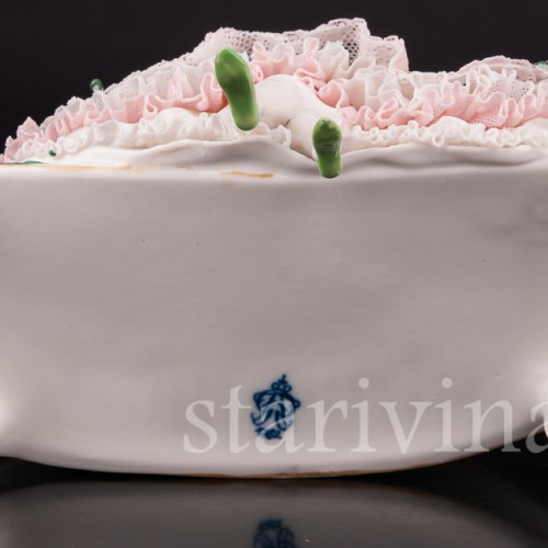 Статуэтка из фарфора Девушка, сидящая на диване, кружевная, Volkstedt, Германия, сер. 20 в.