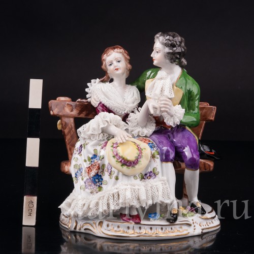 Фарфоровая статуэтка Пара на скамейке, кружевная, Volkstedt, Германия, вт. пол. 20 в.
