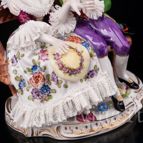 Фарфоровая статуэтка Пара на скамейке, кружевная, Volkstedt, Германия, вт. пол. 20 в.