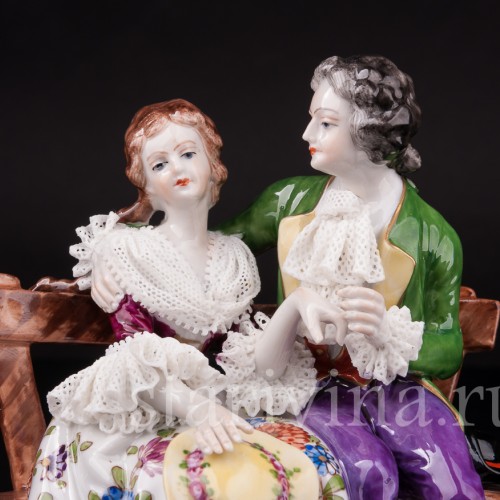 Фарфоровая статуэтка Пара на скамейке, кружевная, Volkstedt, Германия, вт. пол. 20 в.